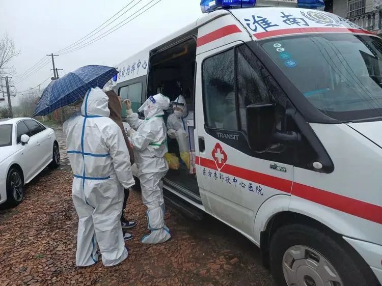  山河有恙，不敌世间温情——李郢孜医院抗疫人员冒雨上门采集核酸