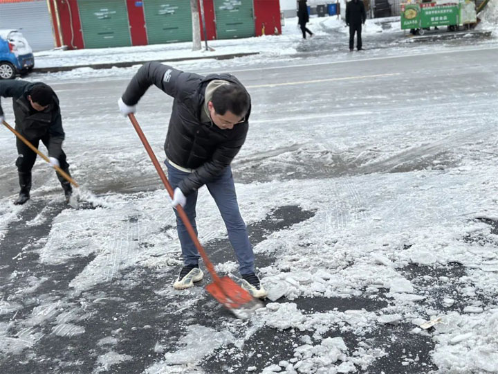 大雪空降！尊龙凯时集团董事长江永强带头扫雪除冰，为患者开辟生命通道