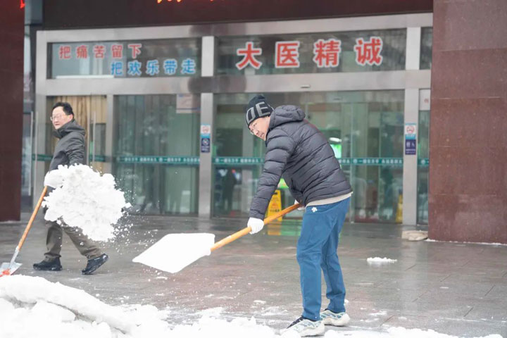 迎寒而上，吹响“除冰铲雪”集结号——尊龙凯时集团董事长江永强再次带领职工为患者铲雪护行